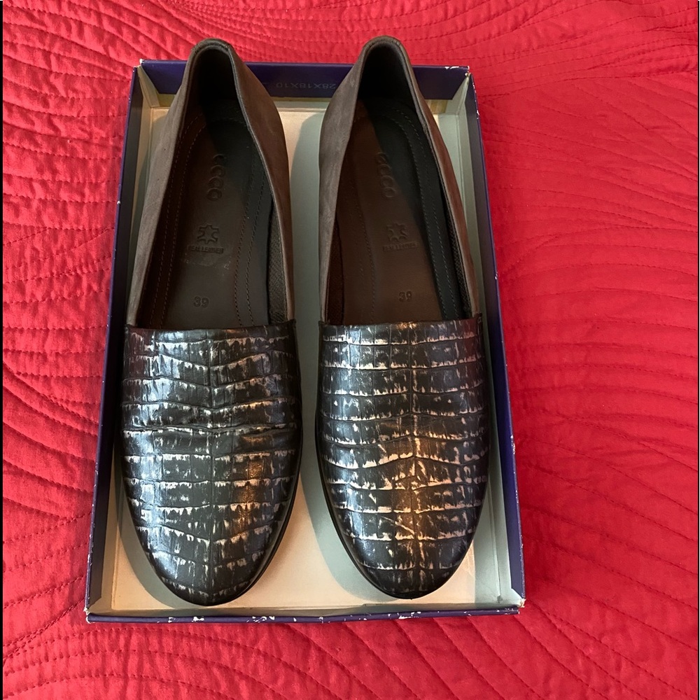 Brown “Ecco” Flats size 8 in US, I think.